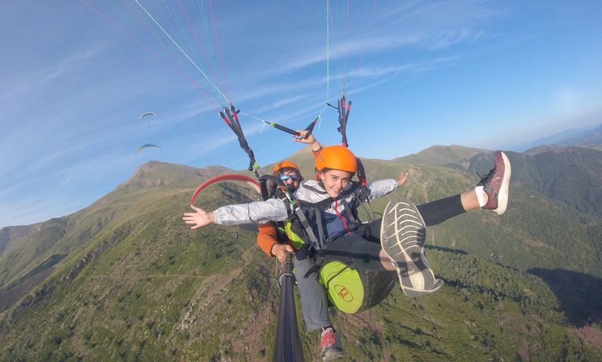 Image 3: Vuelo en parapente desde el despegue oficial más alto de España 