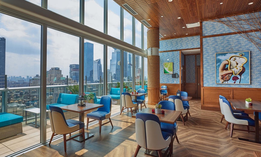 Image 15: Resort in Midtown Manhattan with Rooftop Pool 
