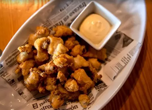 Menú con entrante, principal, postre, bebida y opción a vino