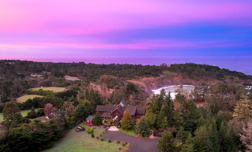 Image 18: Relax in spa-inspired luxury on the Mendocino Coast