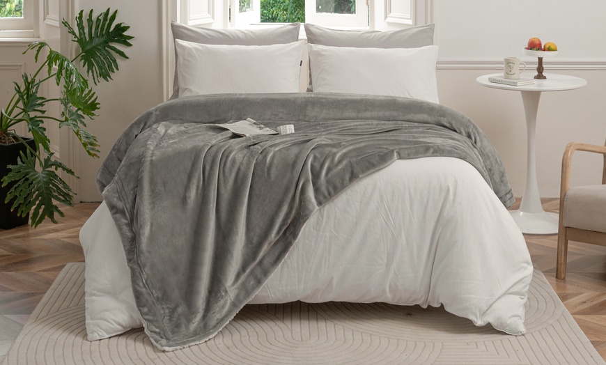 Image 9: Manta polar de doble cara de felpa y sherpa suave