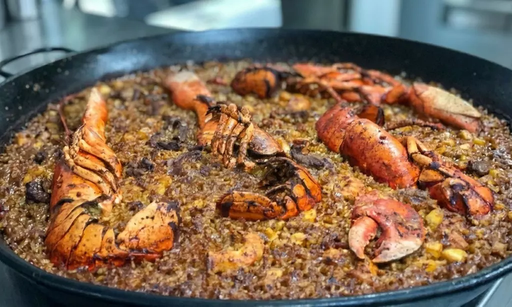 Menú con entrante, principal, postre, bebida y opción a vino