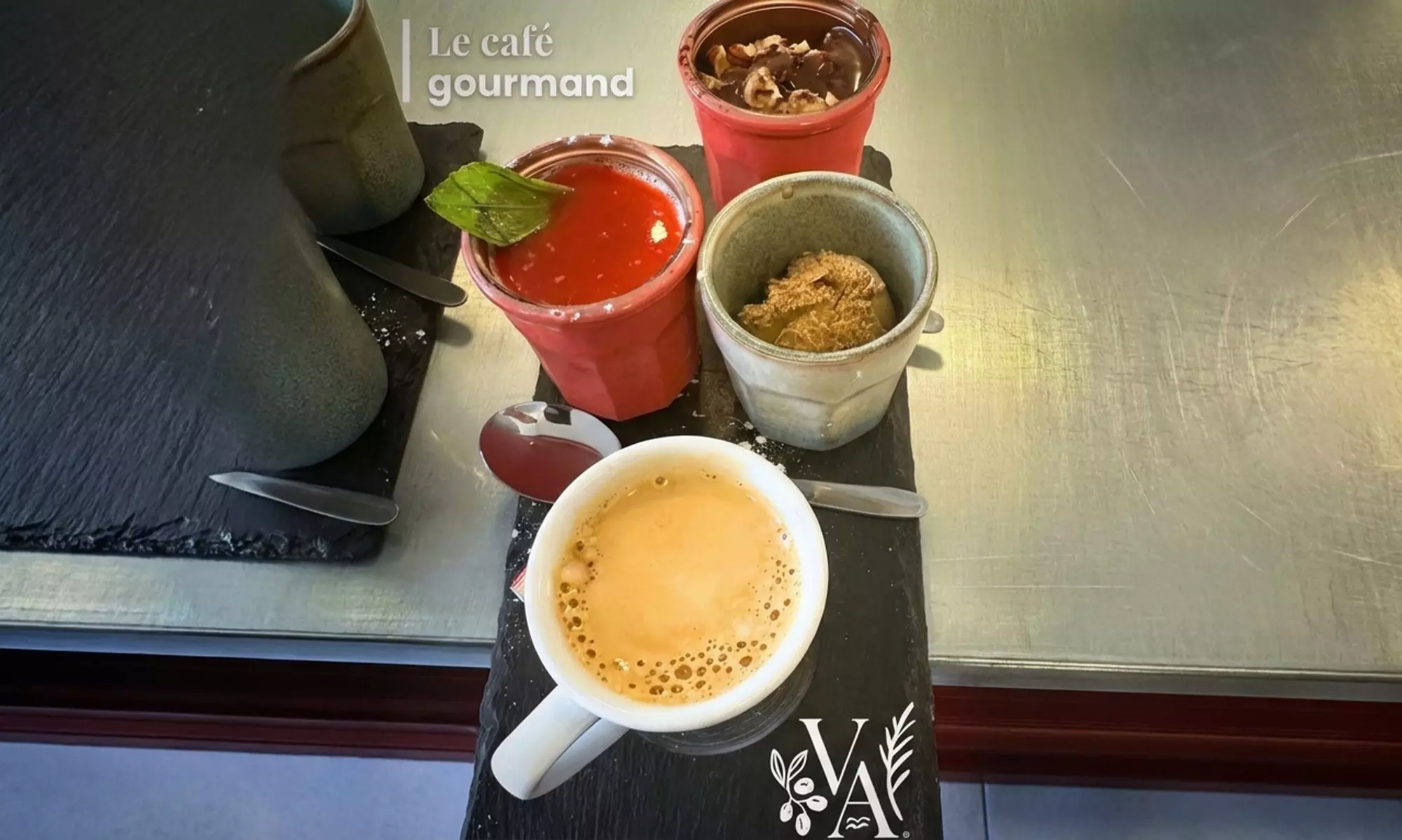 Festin italien au bord de l'eau à La Vita Attiva