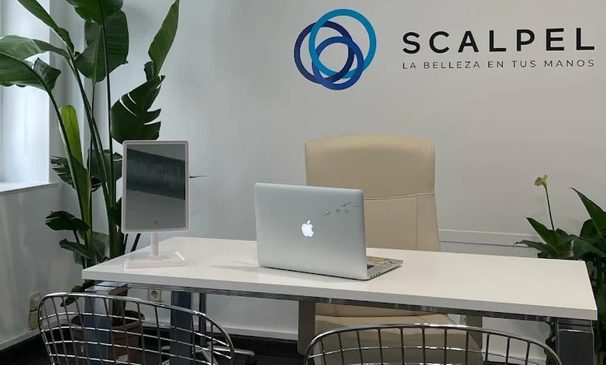 Image 2: Infiltración de 1, 2 o 3 viales de relleno dérmico facial en 1 zona