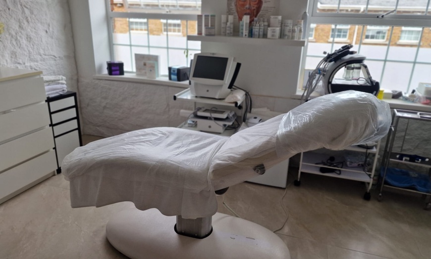 Image 2: Revamp with 1 or 3 Sessions: EMS Neo Body, VelaShape & More