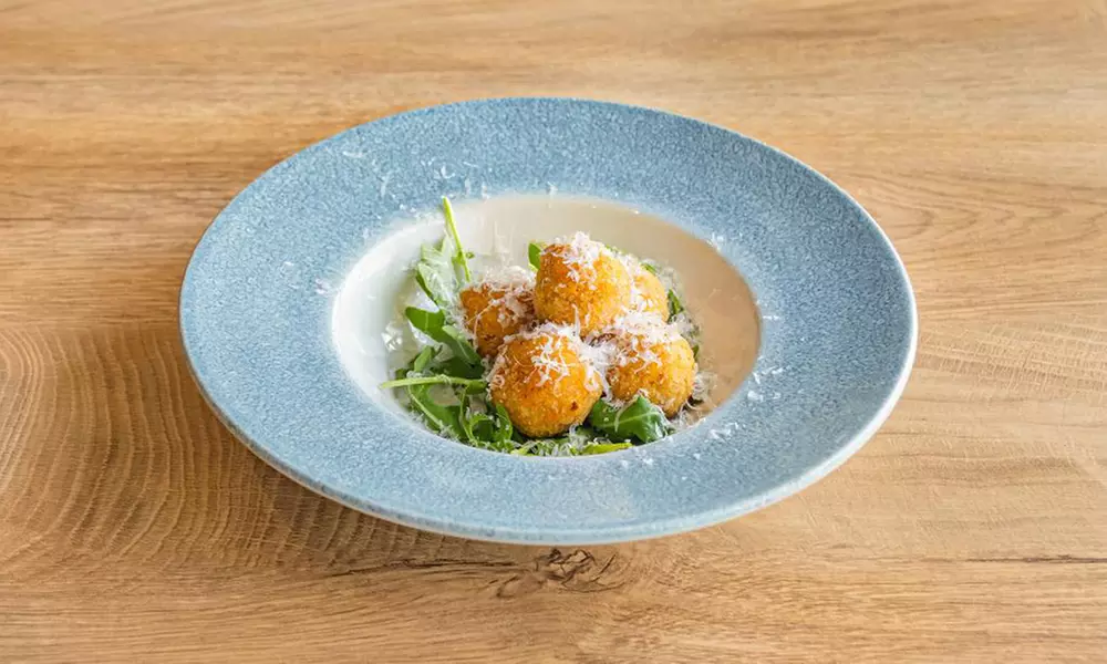 Starter with Any Gourmet Burger and a Soft Drink Or Beer for 1, 2 or 4