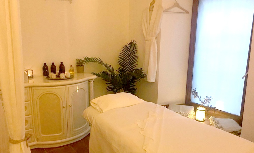 Image 15: Masajes con aromaterapia, aceites y ritual premium