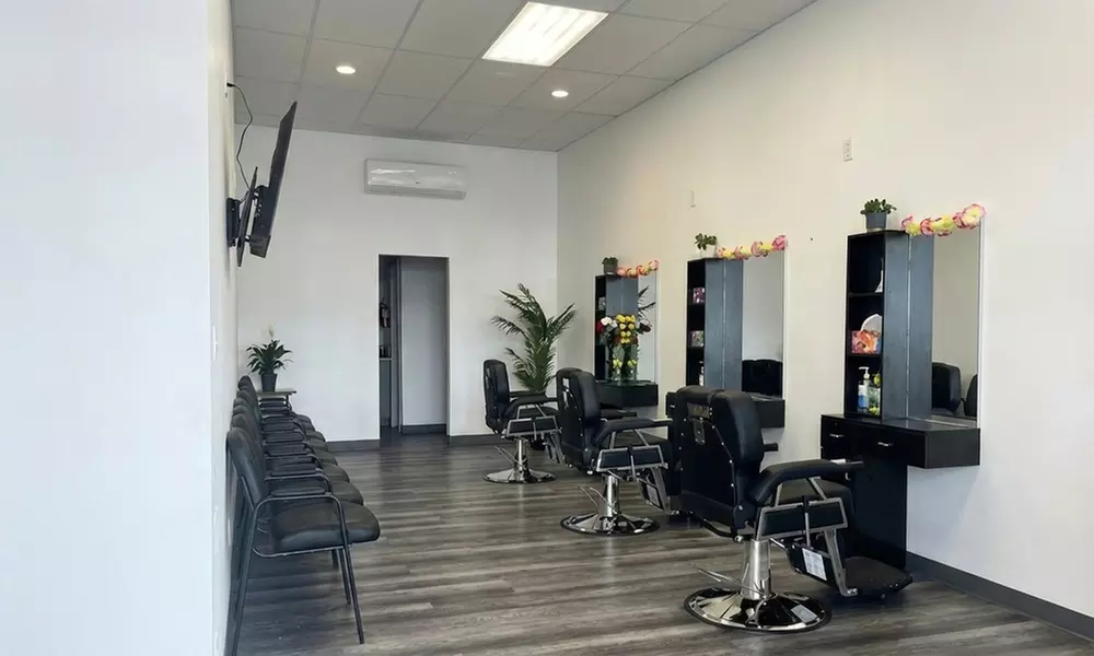 Enhance Your Look: Eyebrow with Optional Upper Lip Threading Session