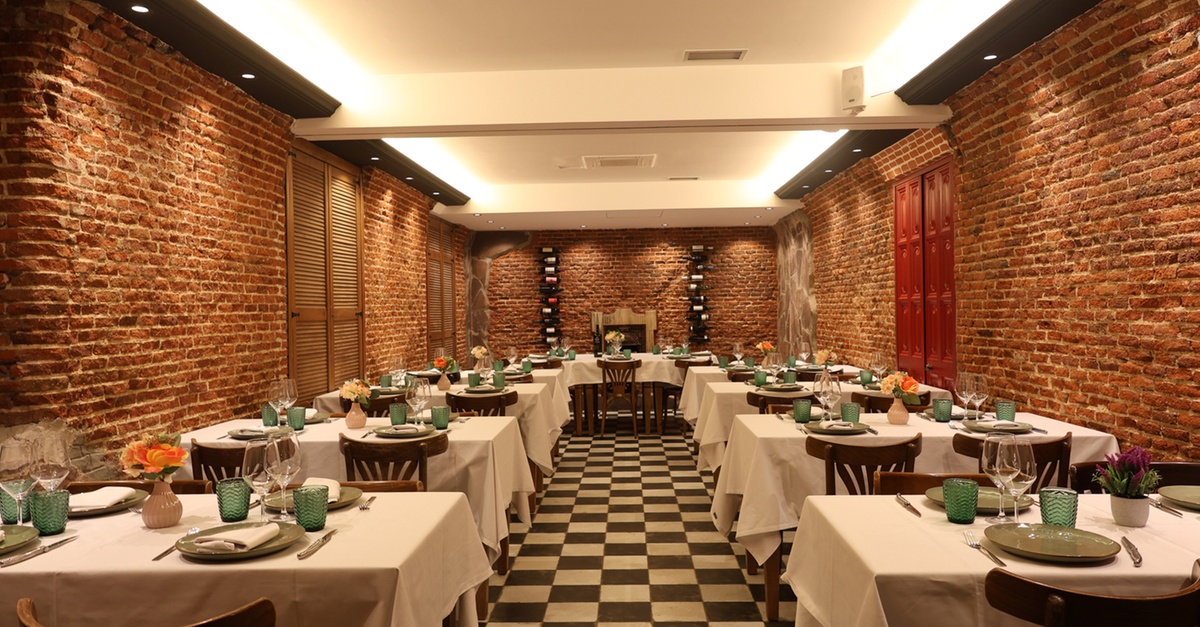 Experiencia de maridaje premium con picoteo gourmet y vino en Madrid