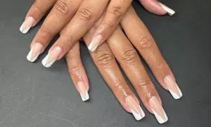 Beauté des mains et/ou pieds express avec pose de vernis semi-permanent (jusqu'à 34% de remise)