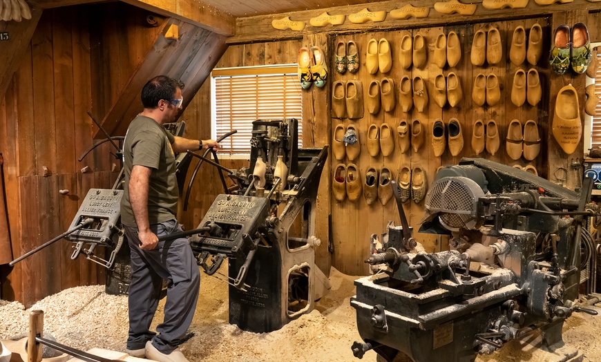 Image 5: Zaanse Schans Tour: vanuit Amsterdam in een Hop On Hop Off Holland bus