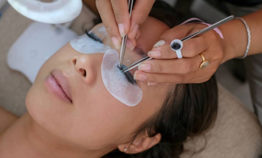 Image 8: Dale un toque diferente a tu mirada con estos servicios para pestañas