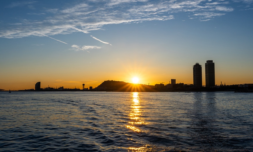 Image 3: Paseo en barco diurno o al atardecer para 1, 2 o 4 personas