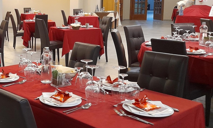 Image 10: Marche: soggiorno con colazione, mezza pensione, grotte o massaggio