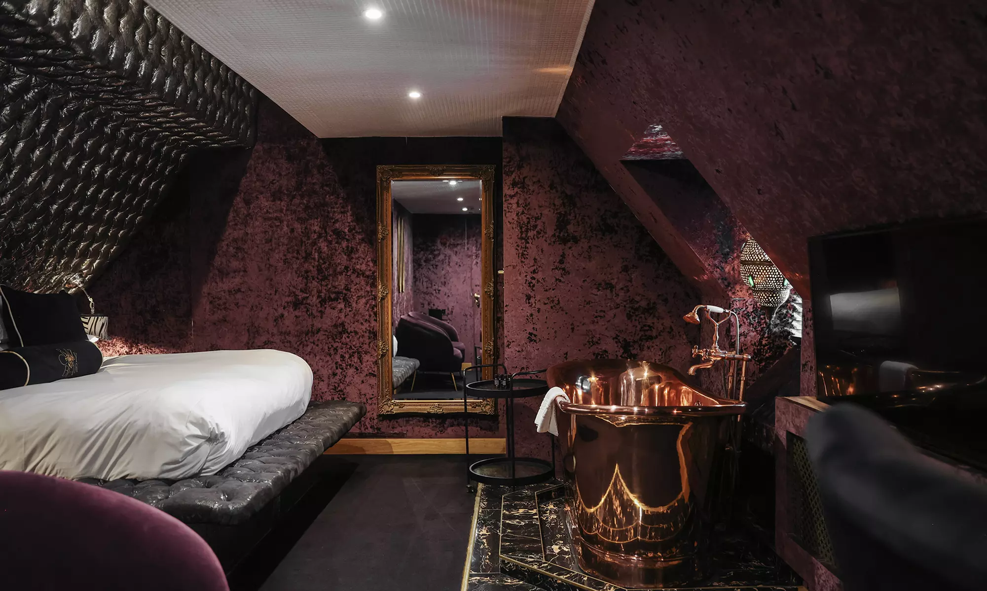 Stadhampton: Romantic Stay for 2 with Dinner & Champagne