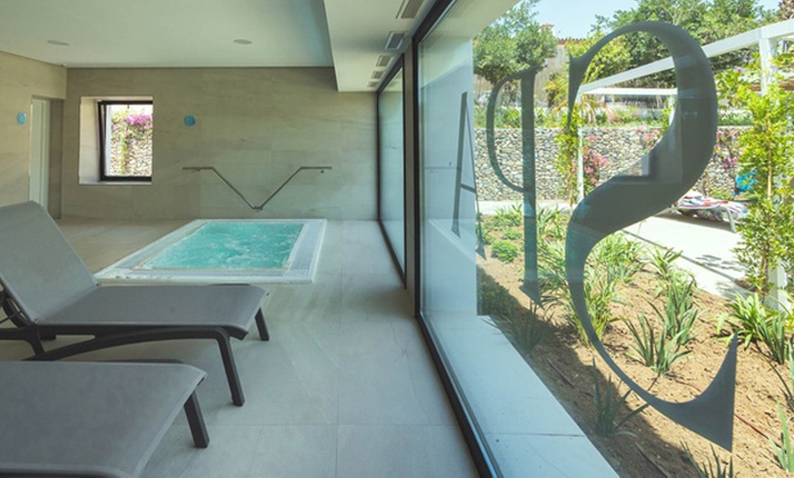 Image 2: Ritual relajante con spa y masaje en Costa del Sol Glamping Village