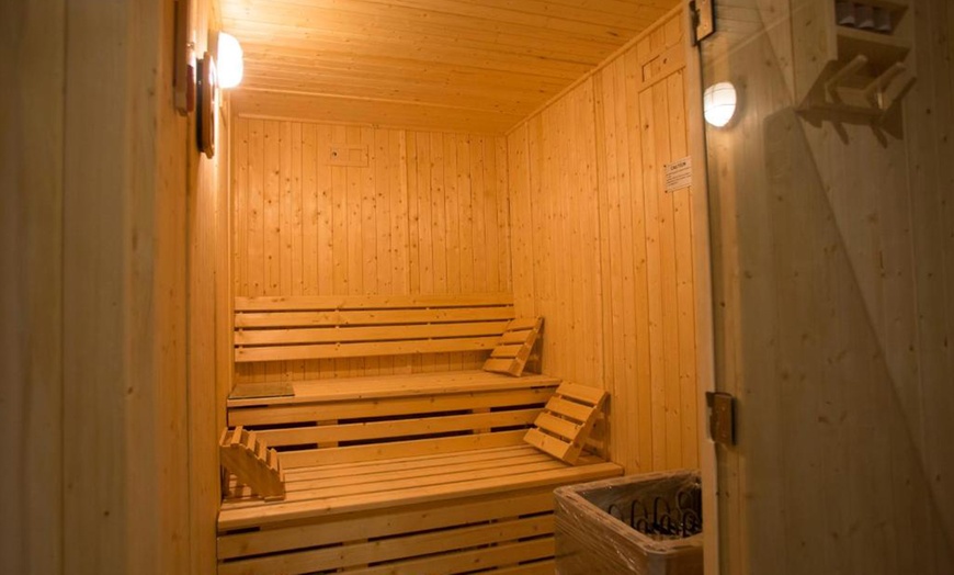 Image 18: London: Elegant 4* Stay with Breakfast