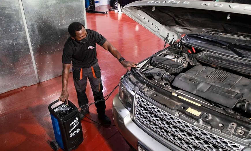 Image 4: Get a 4, 6, or 8 Cylinders Oil Change Package - Minor Servicing
