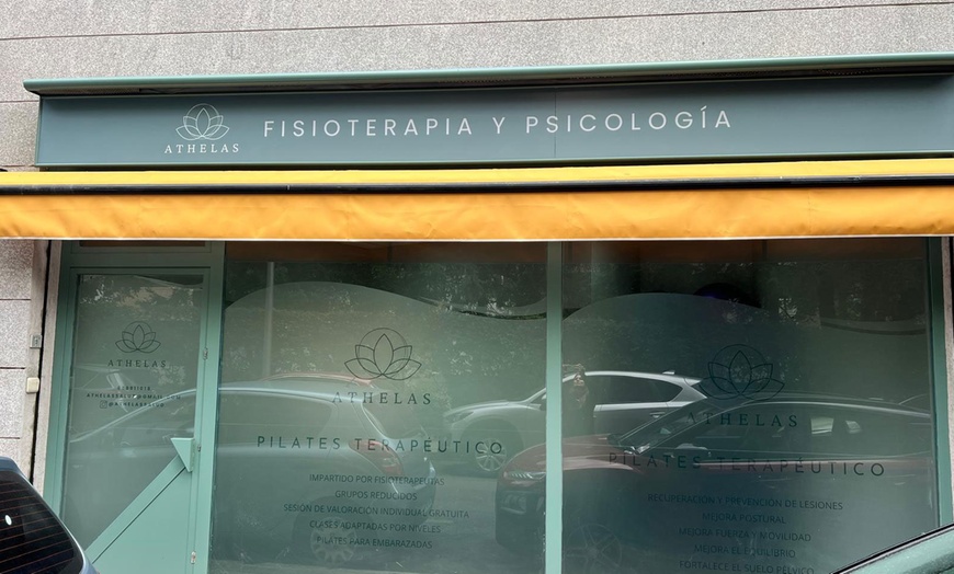 Image 7: Sesión de fisioterapia avanzada con diagnóstico y valoración previa