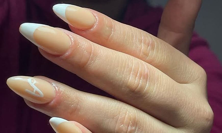 Image 7: 1 o 3 sesiones de manicura y/o pedicura clásica o semipermanente