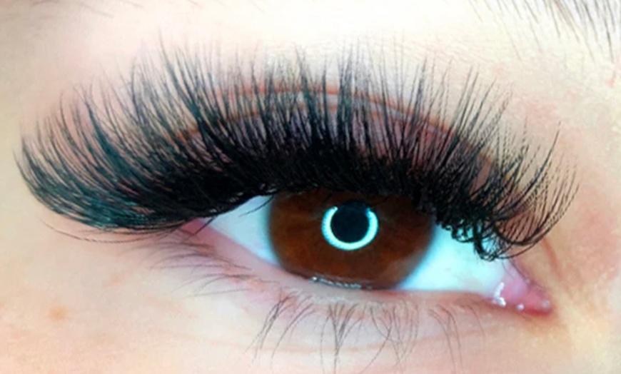 Image 4: Up to 46% Off on Eyelash Extensions at Allure Looks