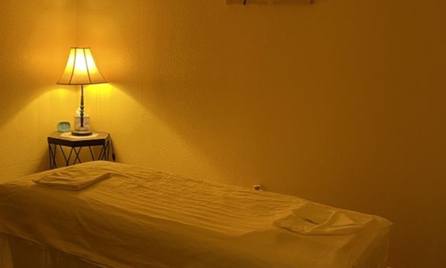 Image 2: 60-Min Full Body Massage w/ Free Hot Stone & Body Scrub