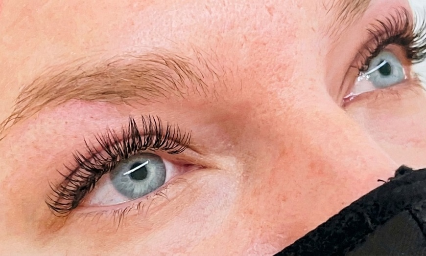 Image 5: Classic, Hybrid or Volume Full Set of Eyelash Extensions