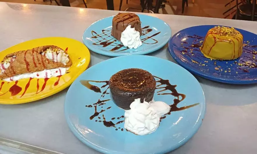 Menú con degustación de entrantes, principal, bebida y postre