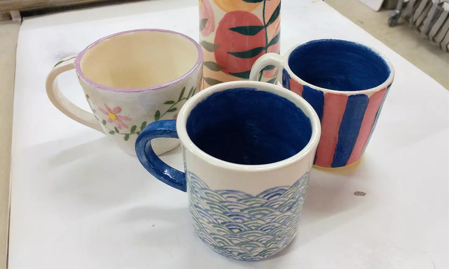 ¡Taller de pintura en cerámica con bebidas para 1 o 2 personas!