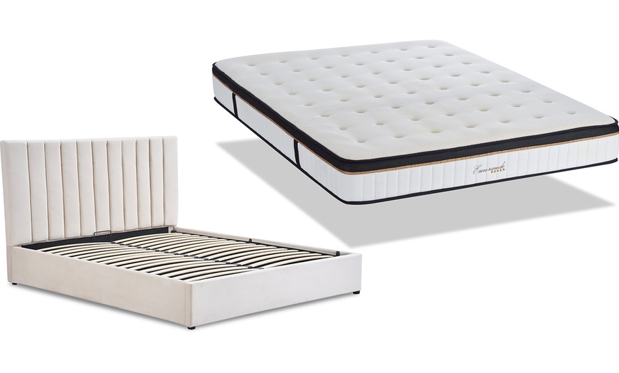 Image 11: Lit coffre Giulia en velours beige, Maison Aubertin