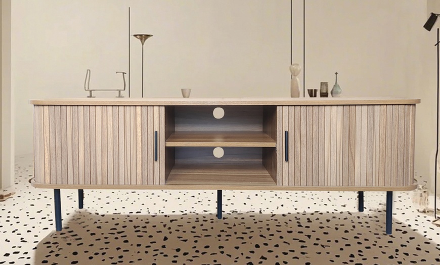 Image 5: Meuble TV "Ambon" en bois cannelé avec portes coulissantes 140 cm