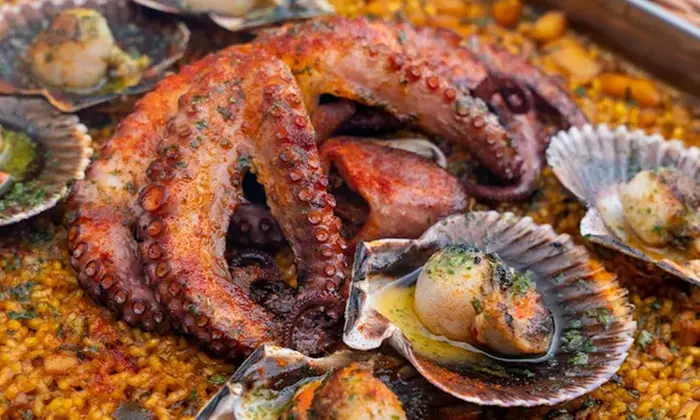 Menú mediterráneo para 2 o 4 con entrante, principal, postre y bebida