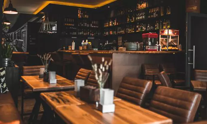 Cocktail nach Wahl inkl. Knabberzeug für bis zu 4 Personen