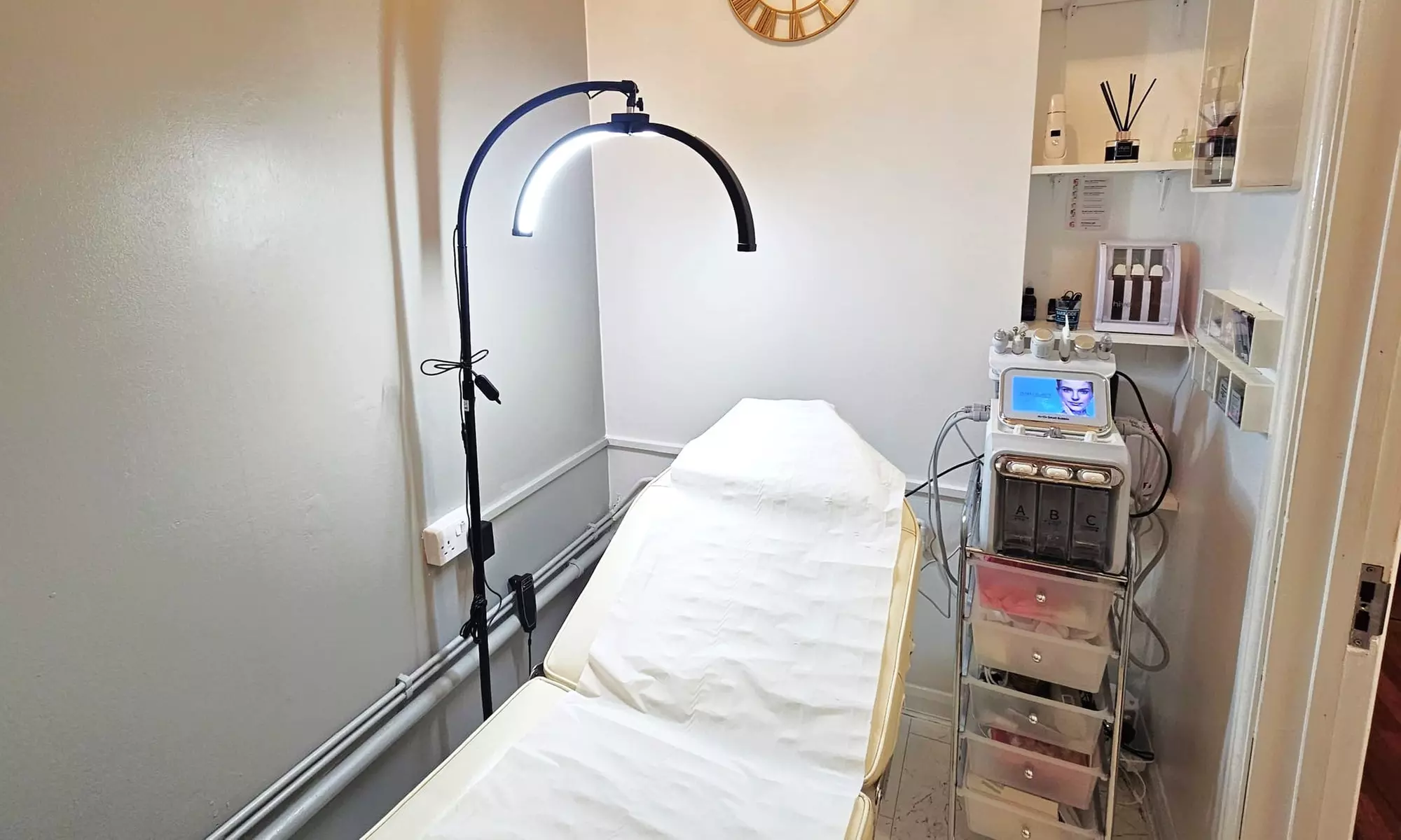 Unlock Your Best Skin with a 30 or 60-Minute Hydrofacial