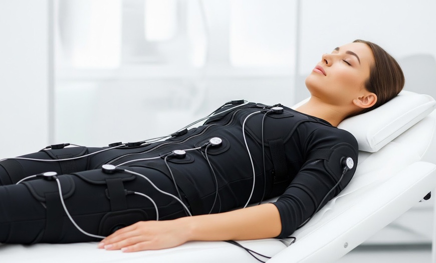 Image 1: 3, 6 o 9 sesiones de electroestimulación remodelante en zona a elegir 