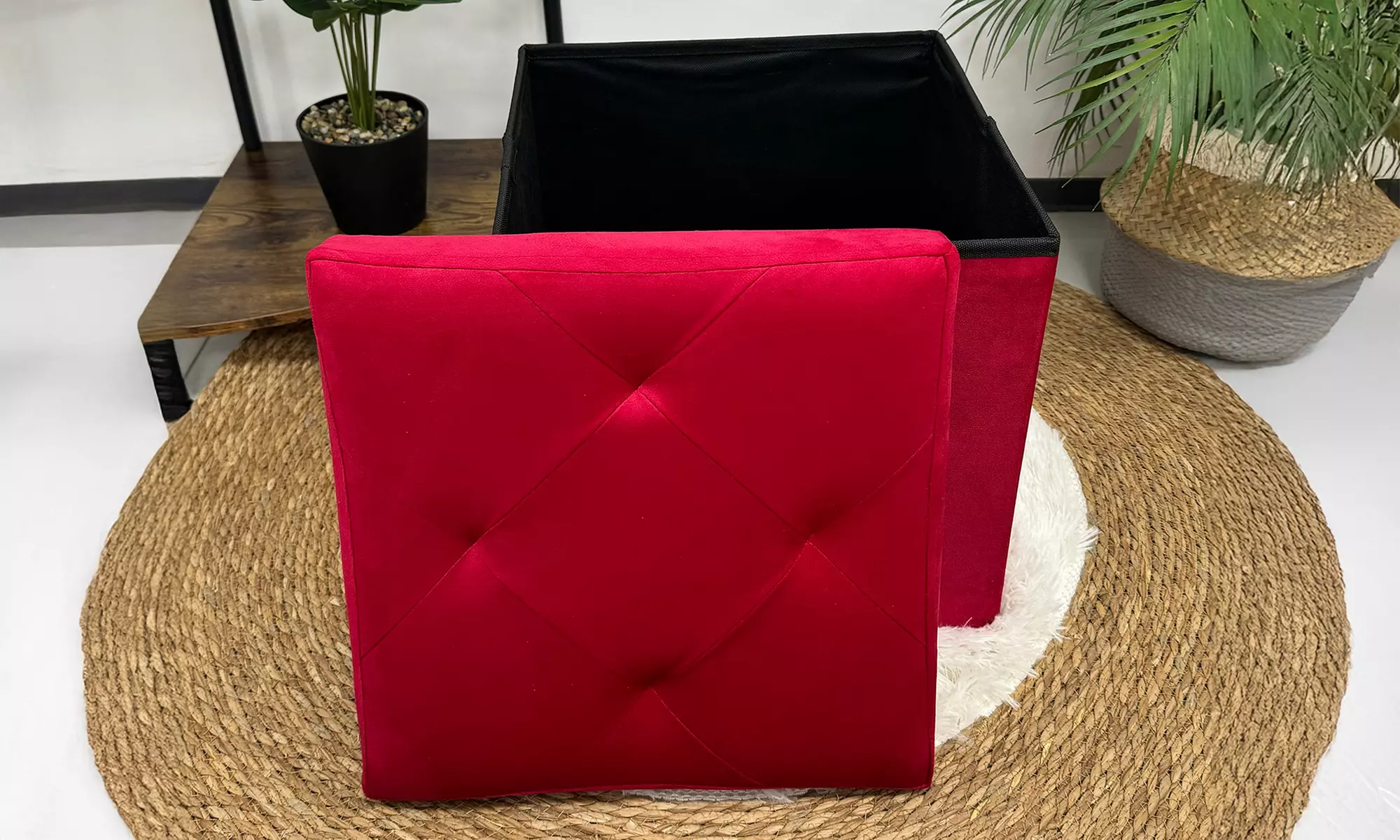 Puff cuadrado con tapizado de terciopelo