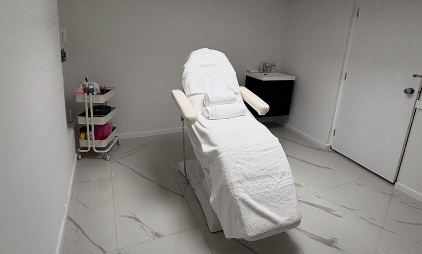 Image 5: Stralende huid en rust: 60 min. gezichtsbehandeling naar keuze