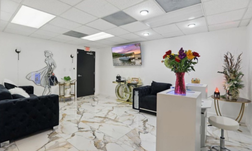 Image 3: Mother's Day Special - 60-min Swedish Massage with Hot Stones & More