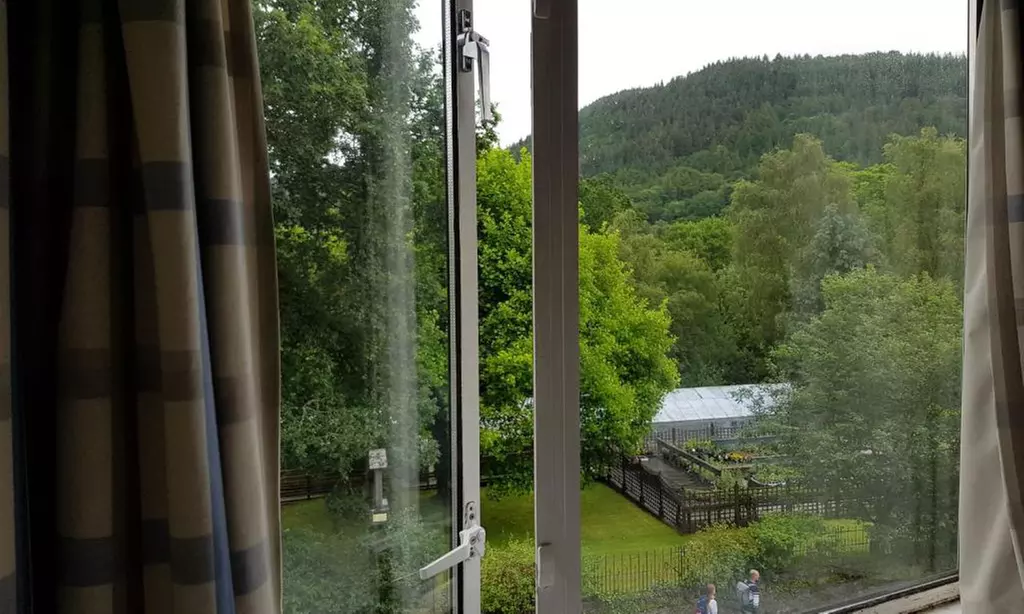 Scenic Snowdonia Escape: Overnight Stay w/ Breakfast & Hot Tub Sauna