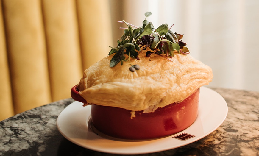 Image 9: Franse klassiekers en warme gastvrijheid in een gezellige bistro