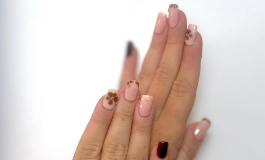 Image 6: Manicura o pedicura semipermanente y opción a refuerzo para 1 persona