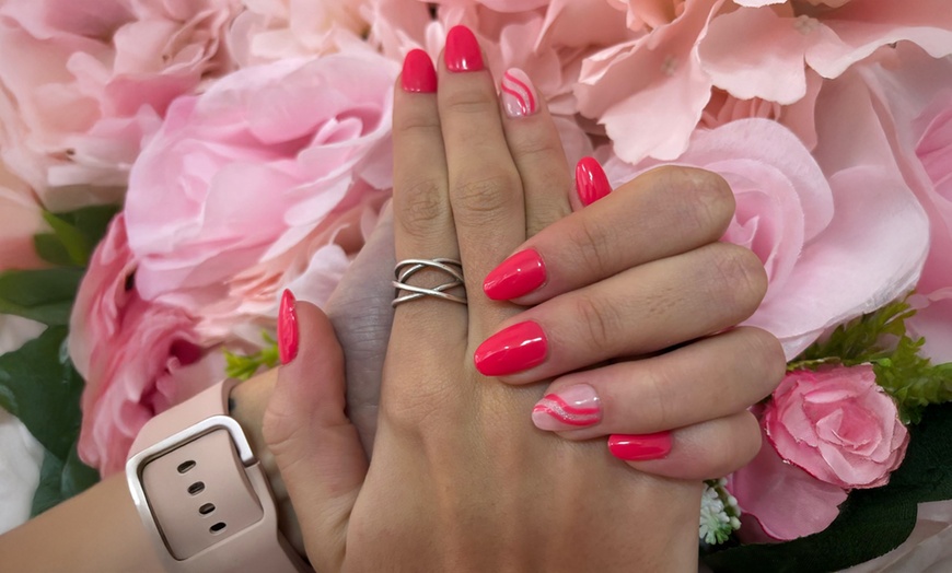 Image 2: Manicura, pedicura o primera puesta de uñas de gel o acrílico y diseño