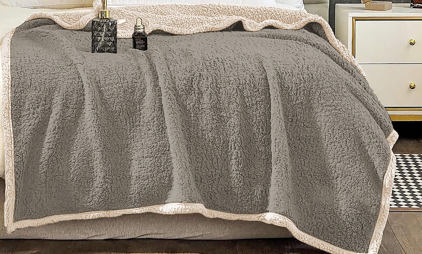 Image 6: Manta cálida con tacto de borreguito y microfibra suave