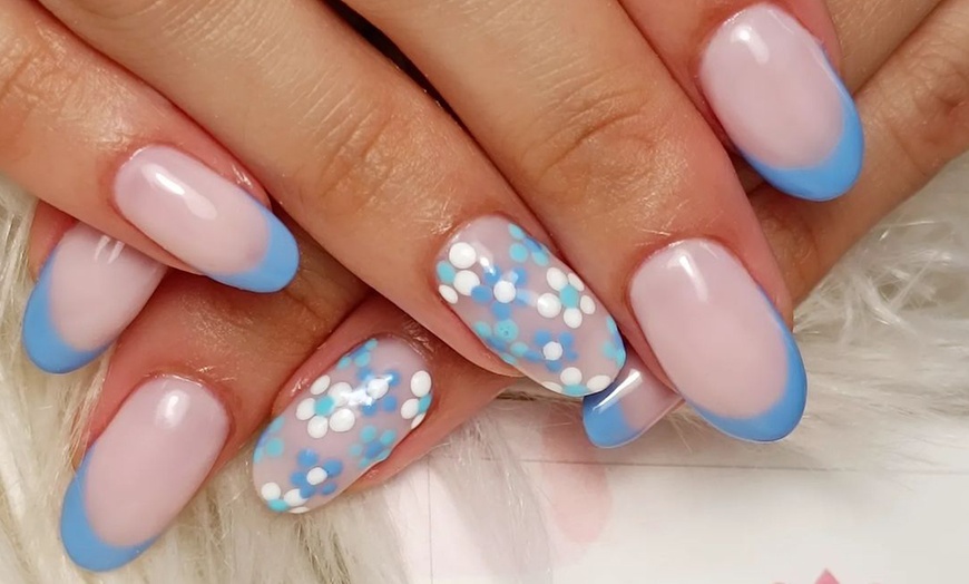 Image 1: Manicura o pedicura con esmaltado normal o semipermanente