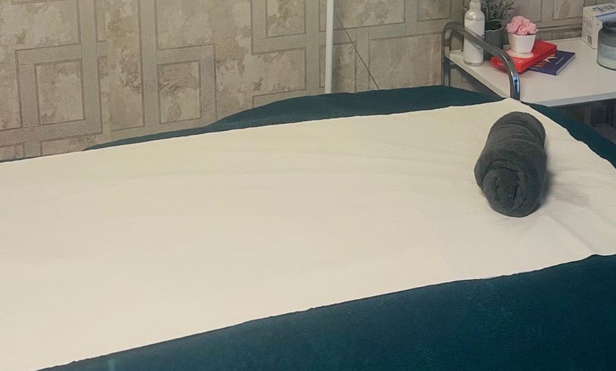 Image 3: Deep Cleanse Facial or Relaxing HydraFacial with LED Light Therapy