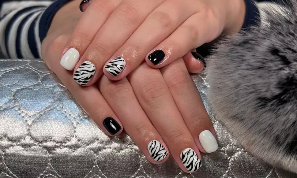 Manicura clásica con esmaltado normal o semipermanente