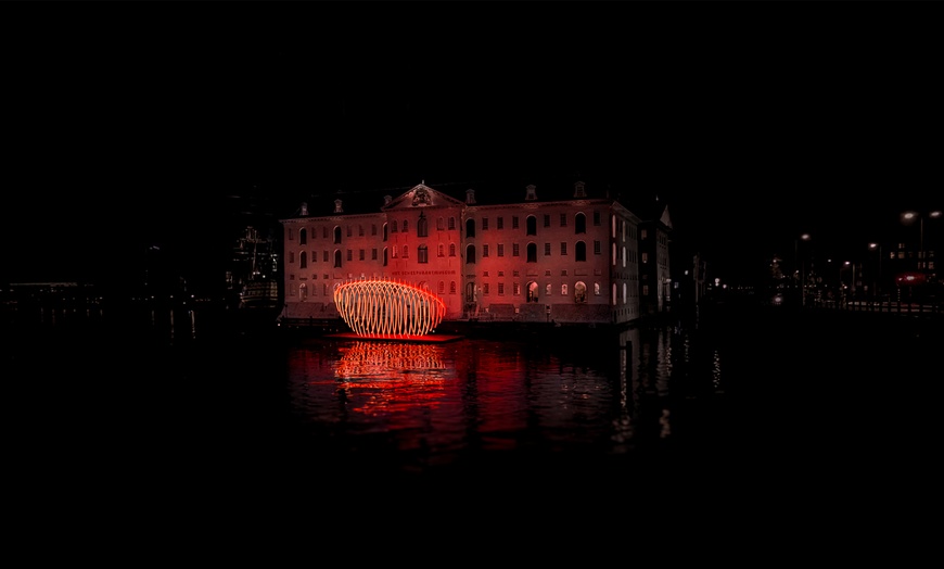Image 9: Beleef het Amsterdam Light Festival in stijl: overdekte verwarmde boot