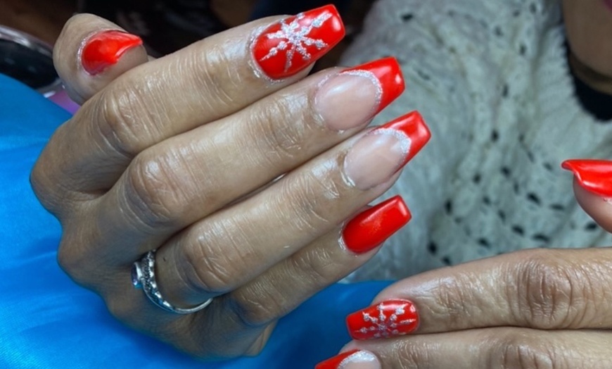 Image 3: 1 sesión de manicura y/o pedicura con esmaltado semipermanente