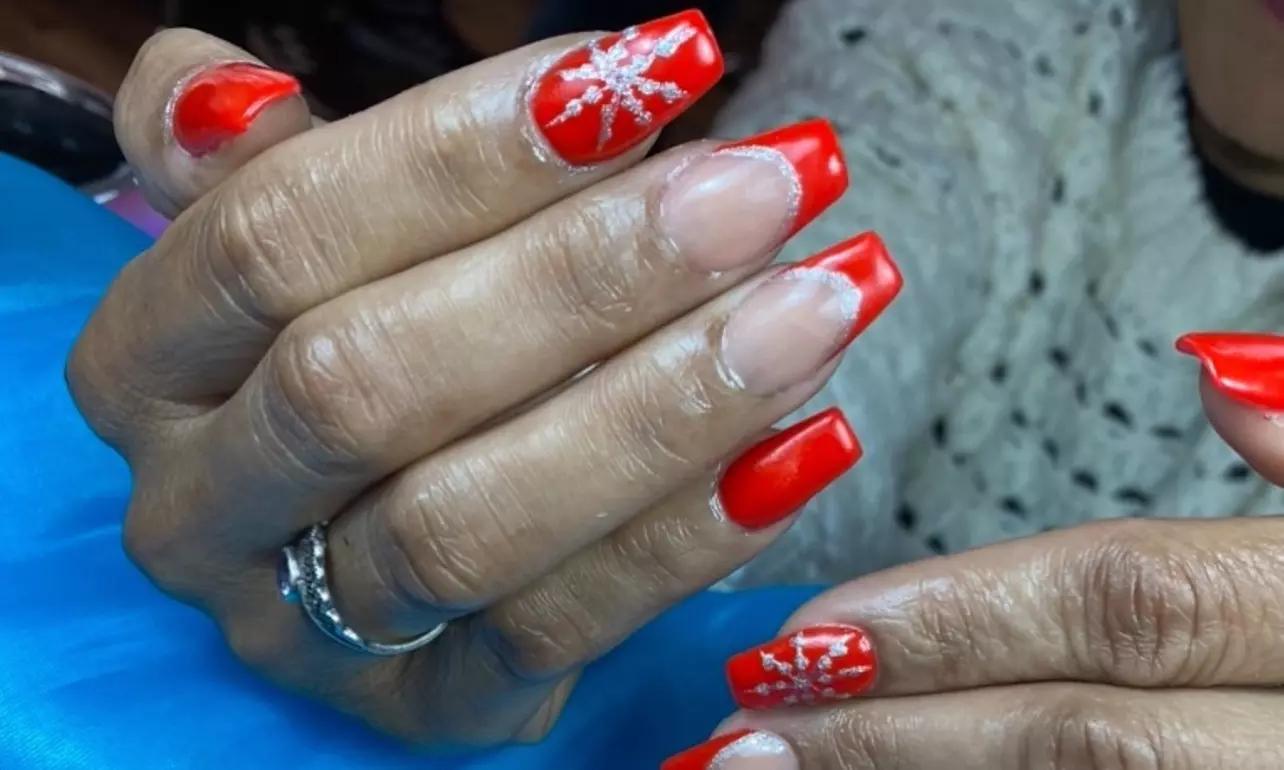 Primera puesta de uñas con gel o acrílico y opción a diseño básico