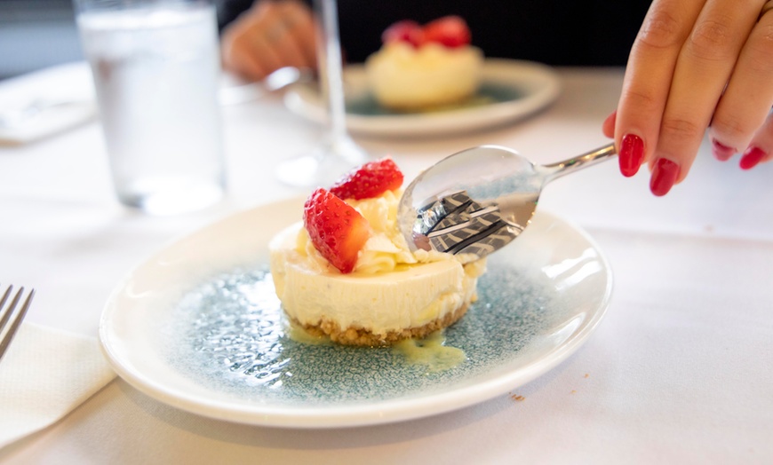 Image 5: London Lunch or Evening Cruise with Iconic Views & Live Entertainment